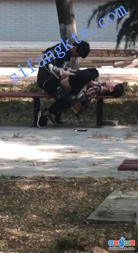 【新瓜爆出】山东cj大学校园凉椅上情侣干柴烈火无视周围【255M】