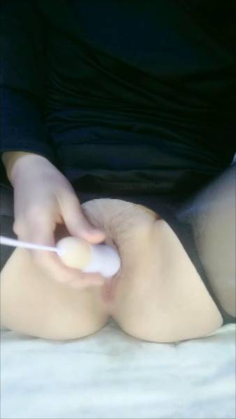 一身黑衣开档黑丝，翘起顶级美臀特写[1V 387M 百度盘]