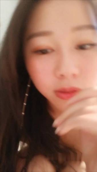 气质美女为了满足网友的要求坐在地上[ 百度盘 图08