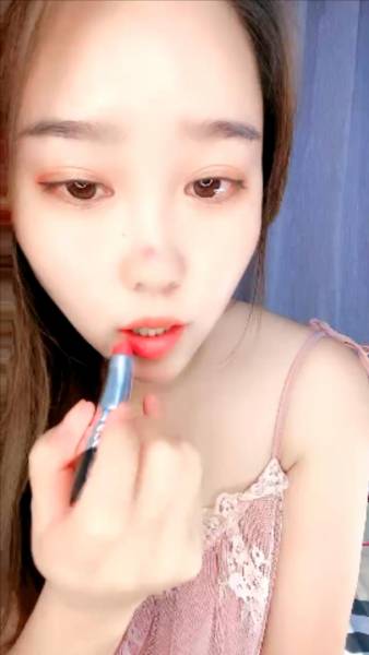 长发御姐范妹子，大黑牛自慰白虎穴粉嫩大鲍[1V 952M 百度盘]